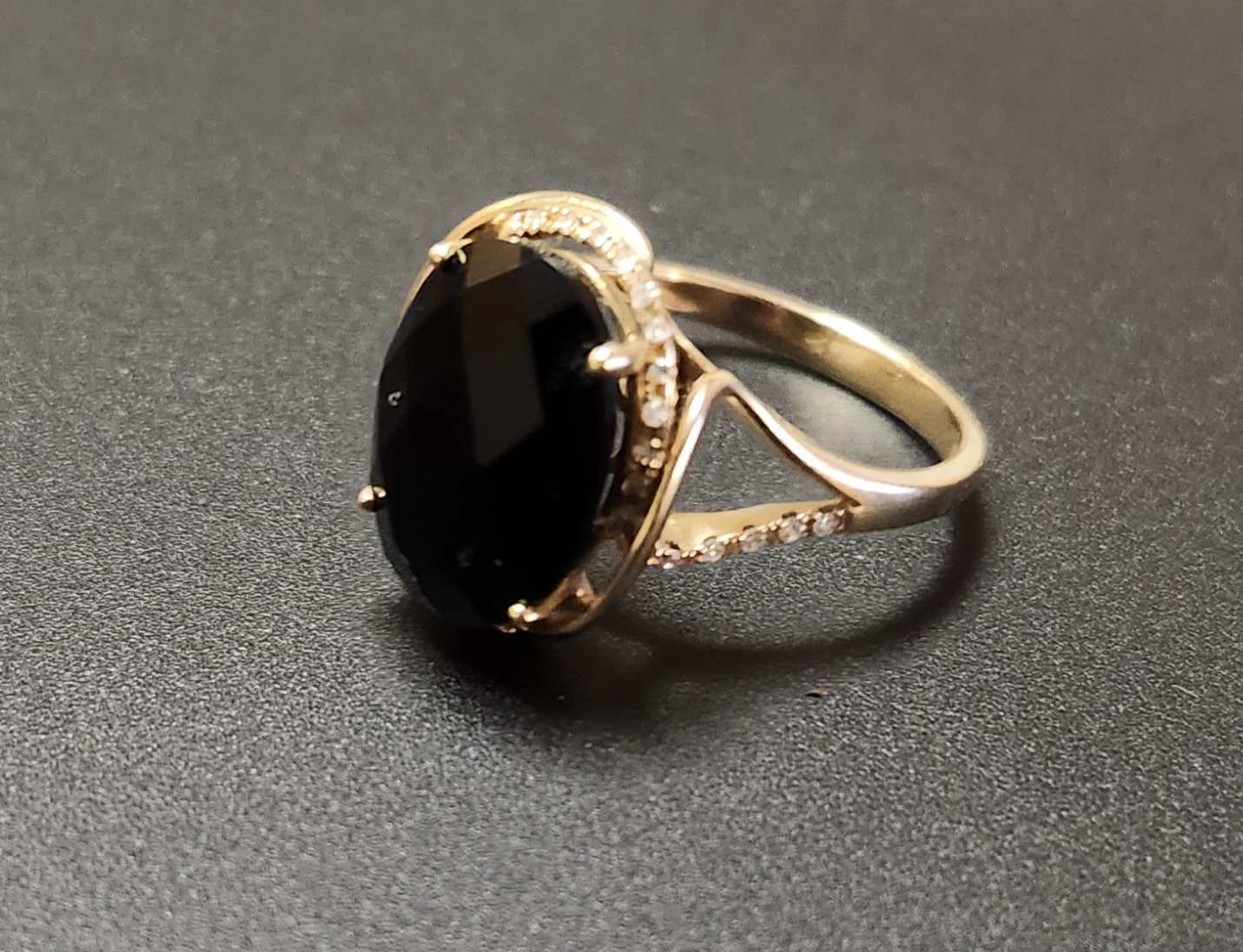 14K Yellow Gold 6.9Tw Onyx Ring with .12Tw Round Diamonds