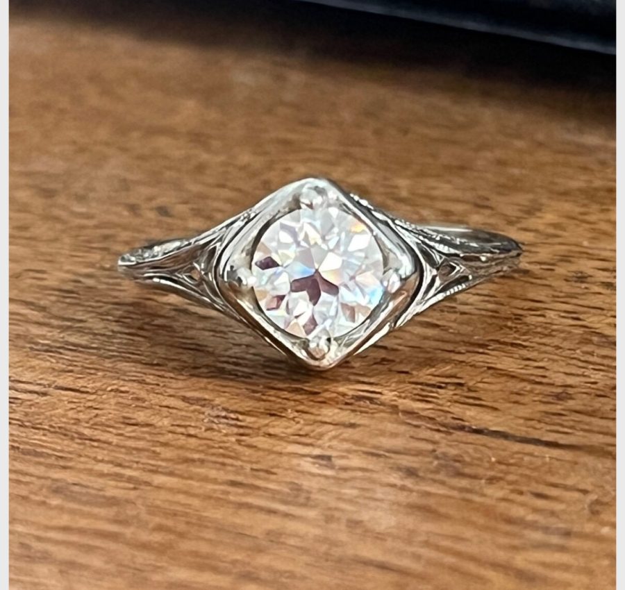 18k vintage setting with 6mm OEC moissanite center