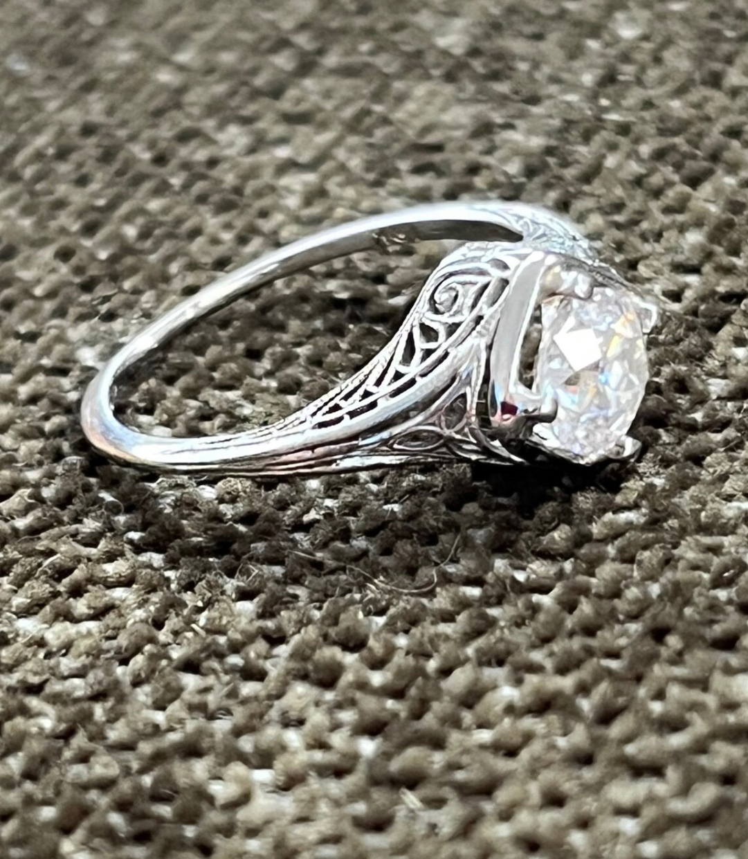 18k vintage setting with 6mm OEC moissanite center