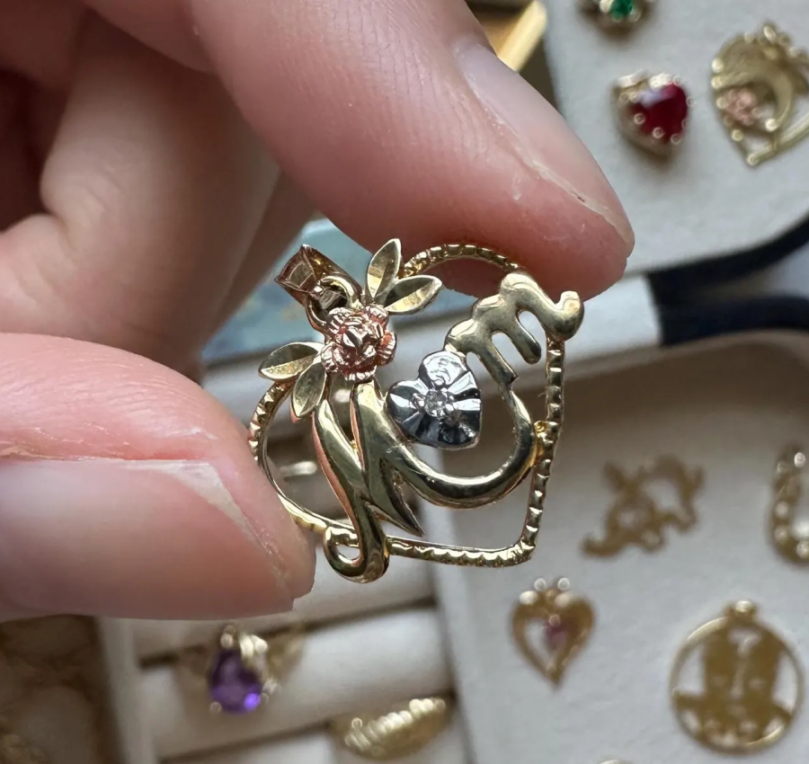 Solid Gold Tricolor Delicate ‘Mom’ Heart Pendant | 14k