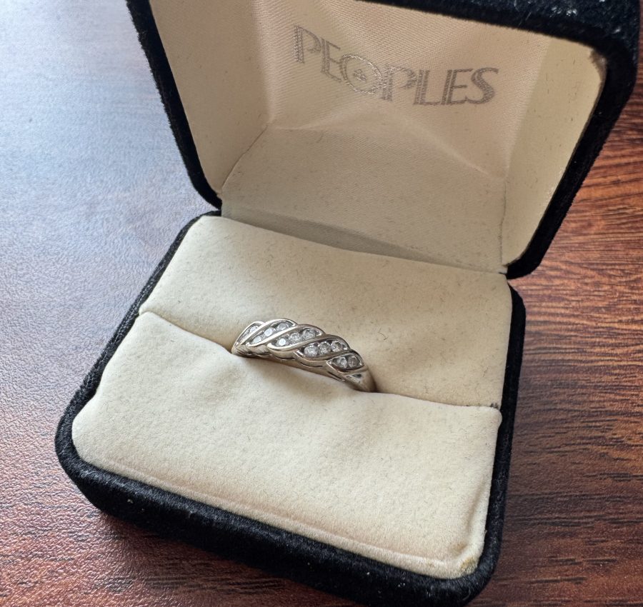 Vintage People’s ring, 13 natural diamonds
