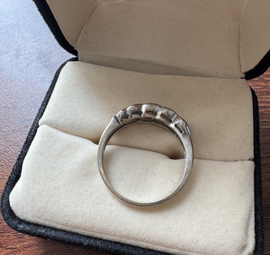 Vintage People’s ring, 13 natural diamonds