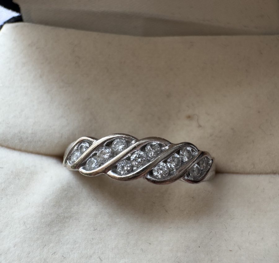 Vintage People’s ring, 13 natural diamonds
